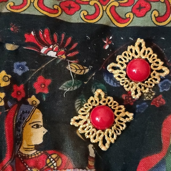 Fascinating Vintage Clip Earrings - Picture 1 of 7